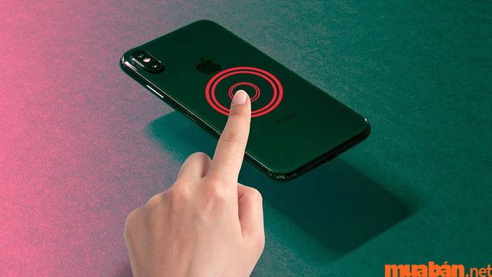 Tác động lên thiết bị để khắc phục lỗi màn hình iPhone 11 bị sọc