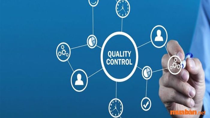 QC là viết tắt của Quality Control. QC thể hiện một quy trình kiểm soát chất lượng liên tục, cho phép doanh nghiệp xác định các phương pháp nhằm đảm bảo sản phẩm được sản xuất theo quy trình đã định, đáp ứng yêu cầu khắt khe của khách hàng.