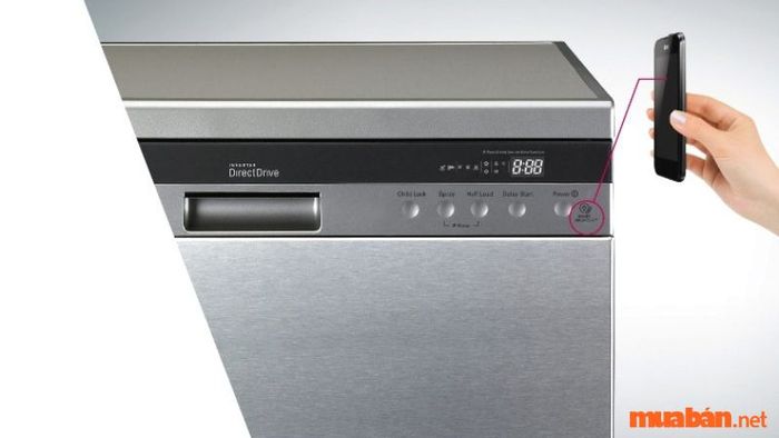 Đặt loa điện thoại gần nút Power.
