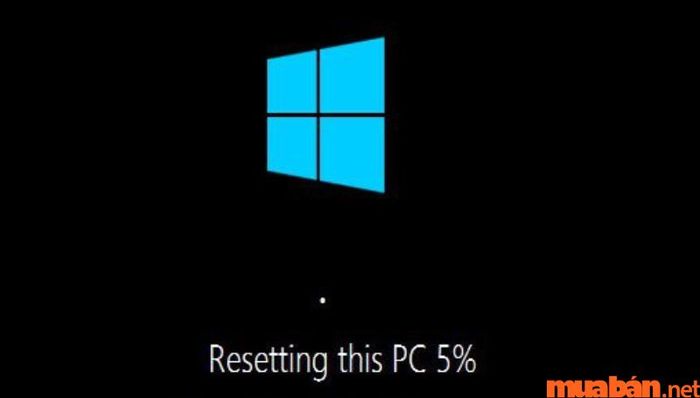Trong bước cuối cùng của cách cài lại Windows 10 này, người dùng sẽ cần chờ khoảng 1 tiếng để hoàn tất.