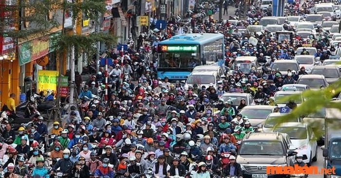 Tác động tiêu cực từ sự phát triển của các đô thị nước ta hiện nay là tình trạng kẹt xe và ô nhiễm ngày càng gia tăng.