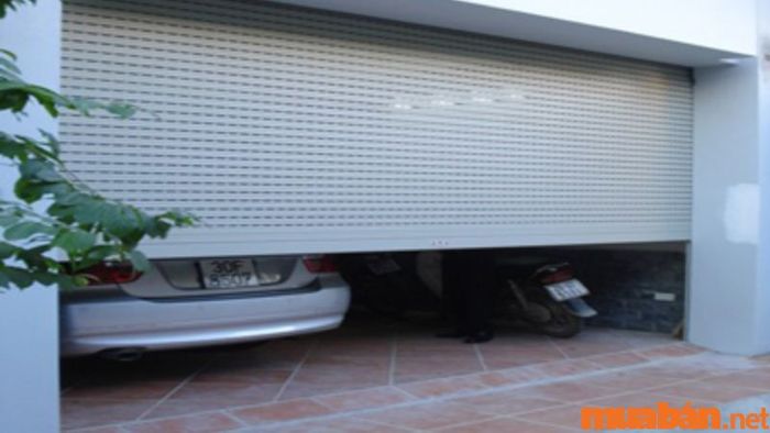 Khi thiết kế nhà để xe ô tô, nên lựa chọn cửa cuốn tự động