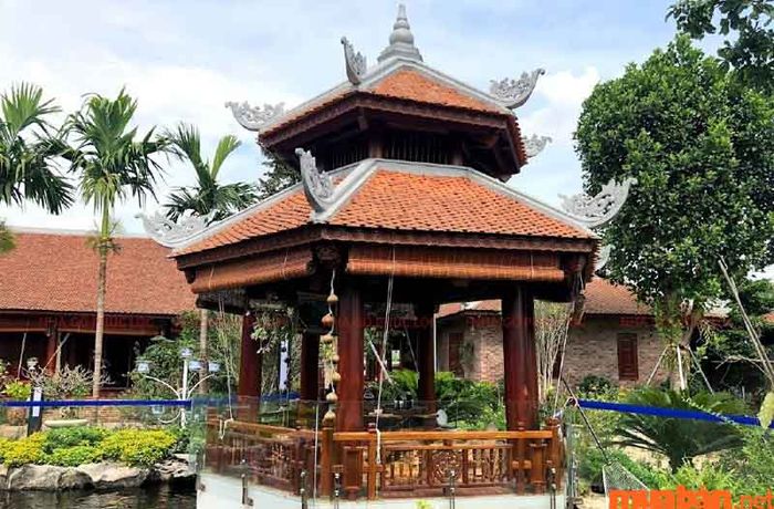Mẫu nhà lục giác mái chồng diêm với họa tiết đầu rồng trang trí