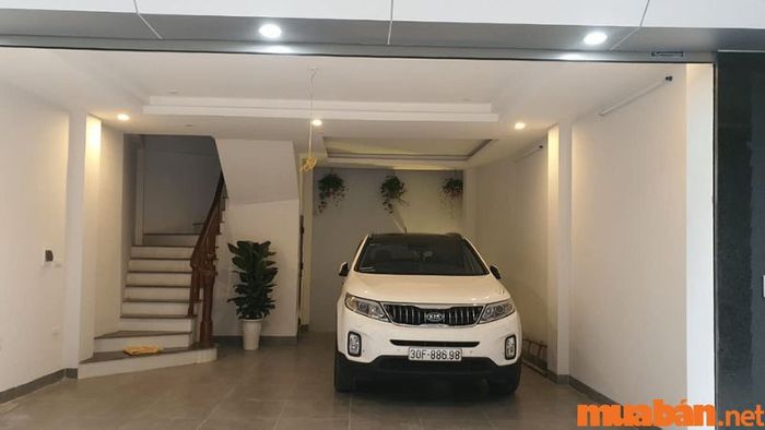 Mẫu nhà để xe ô tô với gam màu sáng vừa sang trọng vừa tiết kiệm diện tích