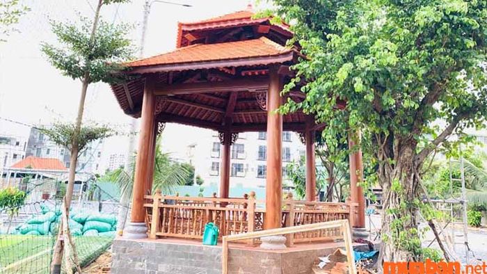 Cấu trúc của nhà lục giác bao gồm các cột chính và hệ vì kèo.