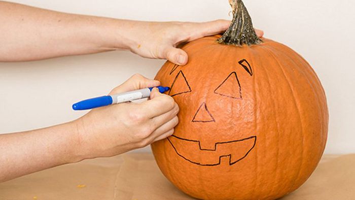 Cách làm bí ngô Halloween đơn giản