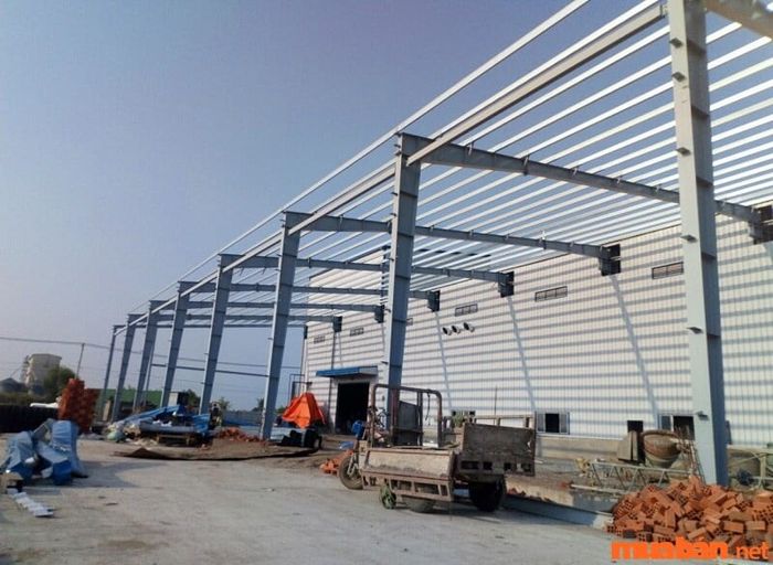 Khung chính của nhà tiền chế bằng tôn bao gồm: cột thép và vì kèo thép.