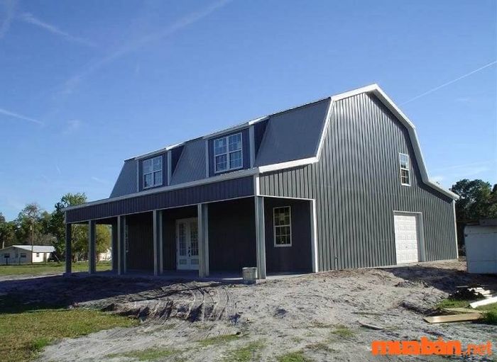 Nhà tiền chế được xây dựng từ khung thép chắc chắn.