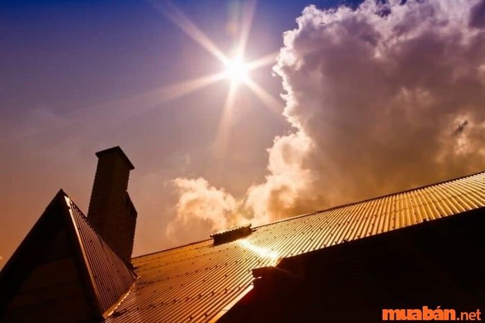 Một trong những nhược điểm lớn nhất của các ngôi nhà mái tôn là rất nóng.
