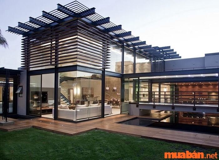 Nhà tiền chế bằng tôn có thiết kế mặt kính trong suốt