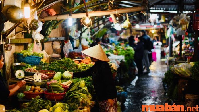 Khu chợ dân sinh gần KTX trường, tạo điều kiện thuận lợi cho sinh viên trong sinh hoạt hàng ngày.