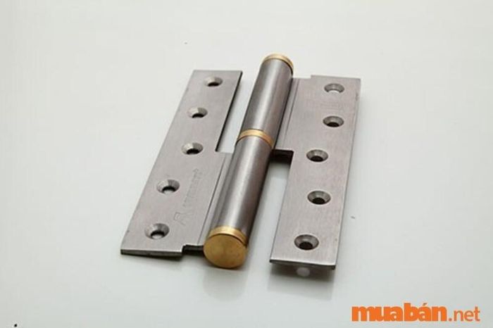 Cách khắc phục tình trạng bản lề cửa sắt phòng trọ phát ra tiếng kêu