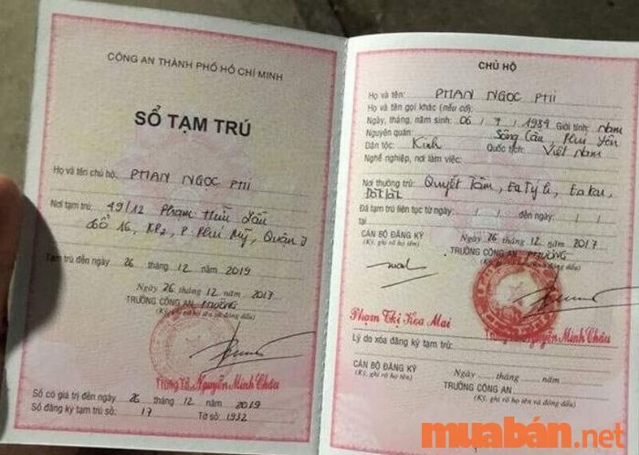 Nộp giấy tờ và hồ sơ cho công an tại khu vực tạm trú.
