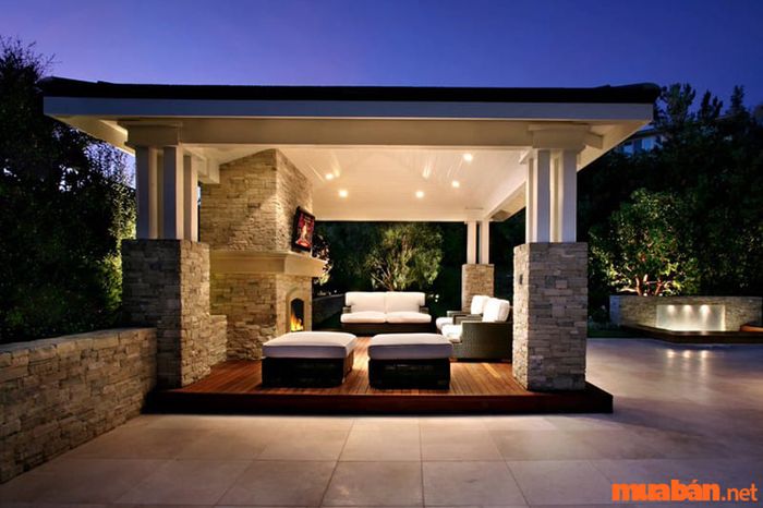 Chòi này được xây dựng theo phong cách hiện đại với những đường nét tinh tế và bền chắc.