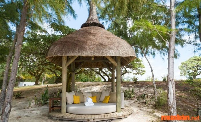 Chòi mái lá mang lại cảm giác bình yên, dễ chịu.