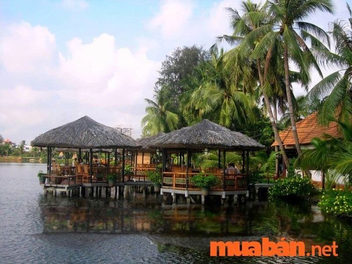 Nhà hàng nổi trên mặt nước