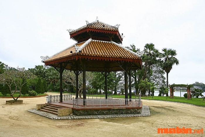 Một mẫu chòi nghỉ với mái ngói mang đậm phong cách cổ điển.