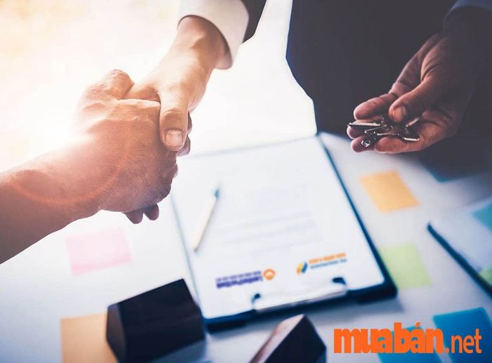 Chuyển nhượng quyền sử dụng nhà là bước cuối cùng trong quy trình mua nhà thanh lý từ ngân hàng