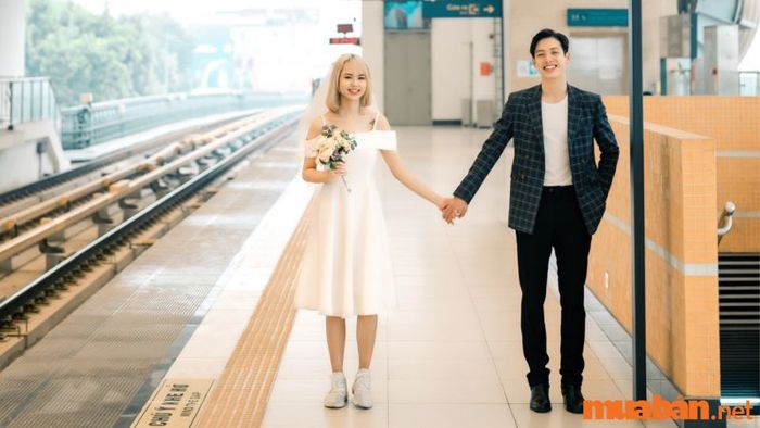 Chụp ảnh Tết tại Ga tàu điện Cát Linh - Hà Đông