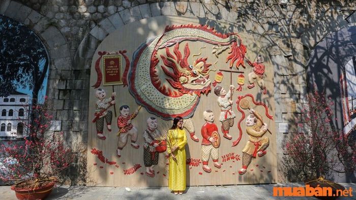Chụp ảnh Tết tại Phố bích họa Phùng Hưng