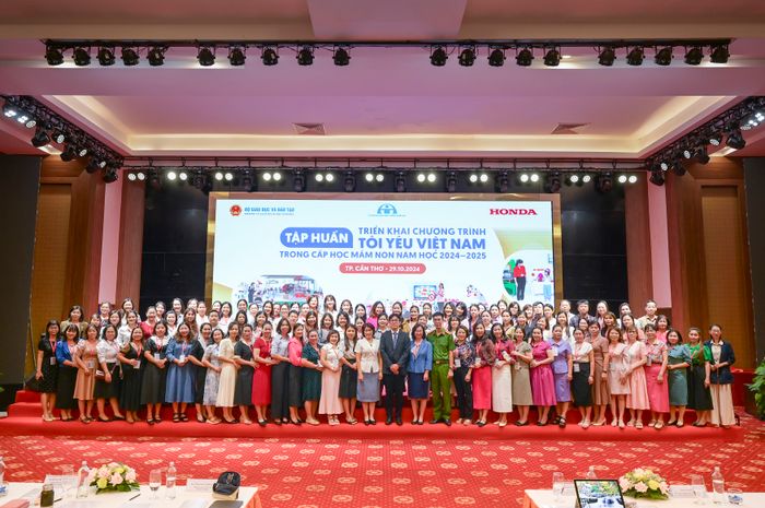 Các cán bộ quản lý, giáo viên thuộc 63 Sở Giáo dục và Đào tạo các tỉnh, thành ...jpg
