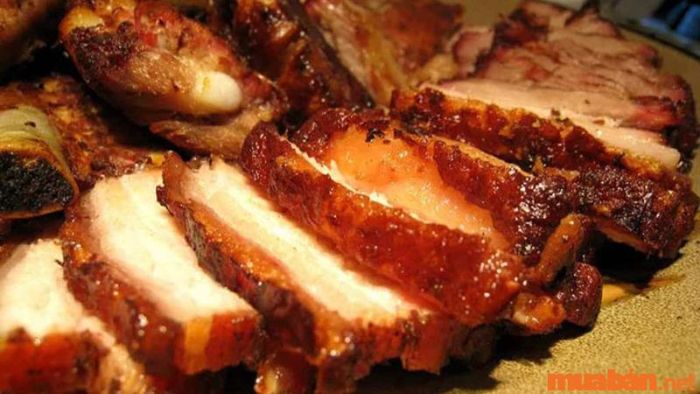 Một trong những món ăn nổi tiếng là lợn cắp nách Bắc Hà quay