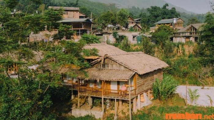 Những mái nhà tranh vách đất tại bản Tả Van không chỉ là nơi cư trú mà còn là điểm tựa gìn giữ và phát huy văn hóa dân gian Việt Nam.