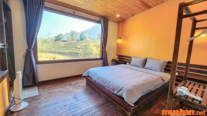 Mỗi phòng tại De Amor House & Coffee đều có cửa sổ hoặc ban công hướng ra núi và các ruộng bậc thang.