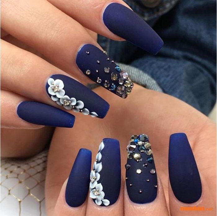 Bộ nail đơn giản cho những nàng sở hữu da ngăm với màu xanh đen