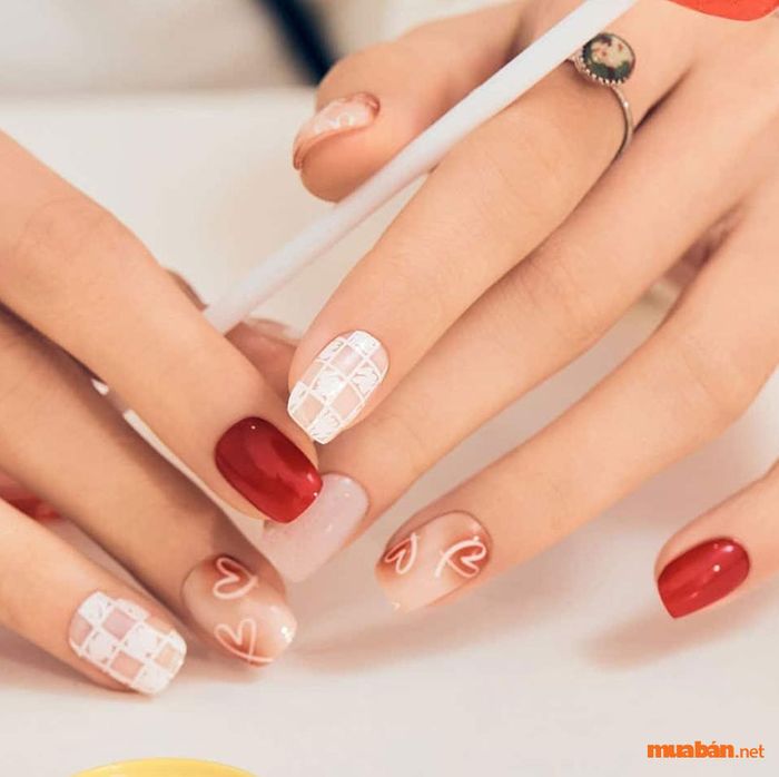 Mẫu nail đỏ đô kết hợp với màu trắng