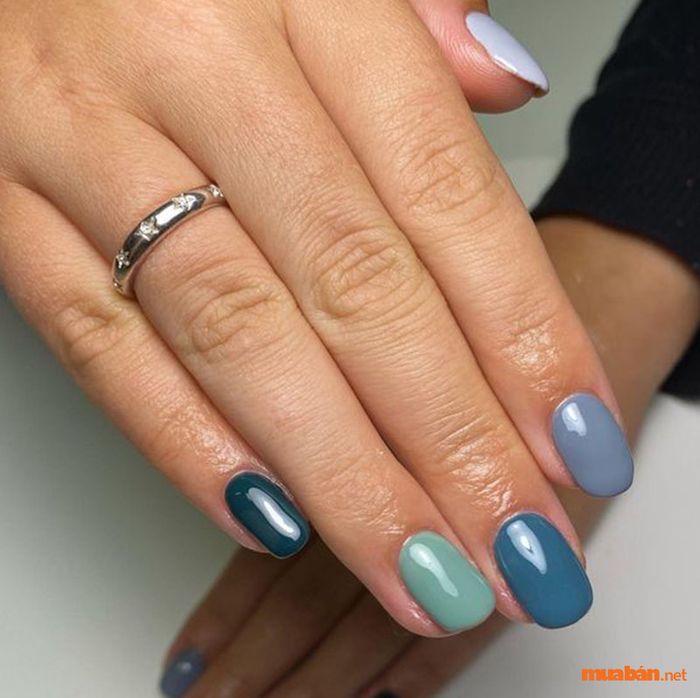 Những bộ nail móng ngắn đơn giản với gam màu từ xanh lam đến xanh lá