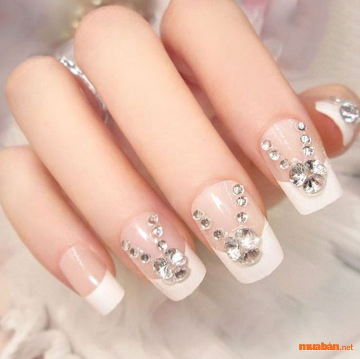 Mẫu nail đính đá đơn giản và tinh tế với màu trắng