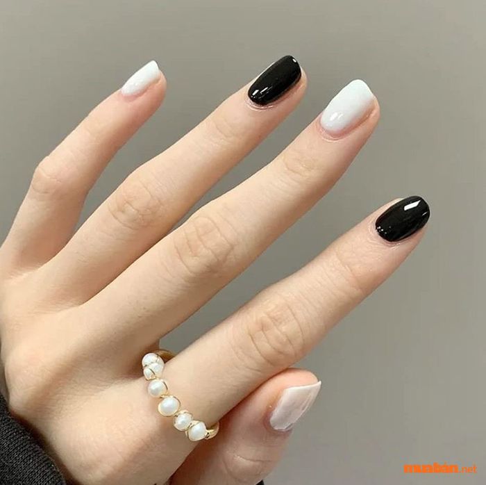 Bộ nail phong cách trắng đen xen kẽ cho móng ngắn