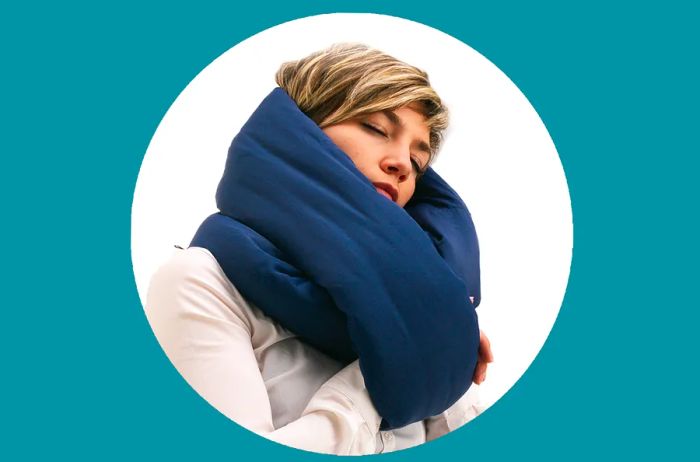 You can adjust the Infinity Pillow simply by pulling on one of its loops.