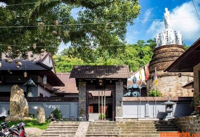 Chùa Phật Đà là một thắng cảnh thu hút đông đảo du khách đến tham quan tại Hà Tiên.