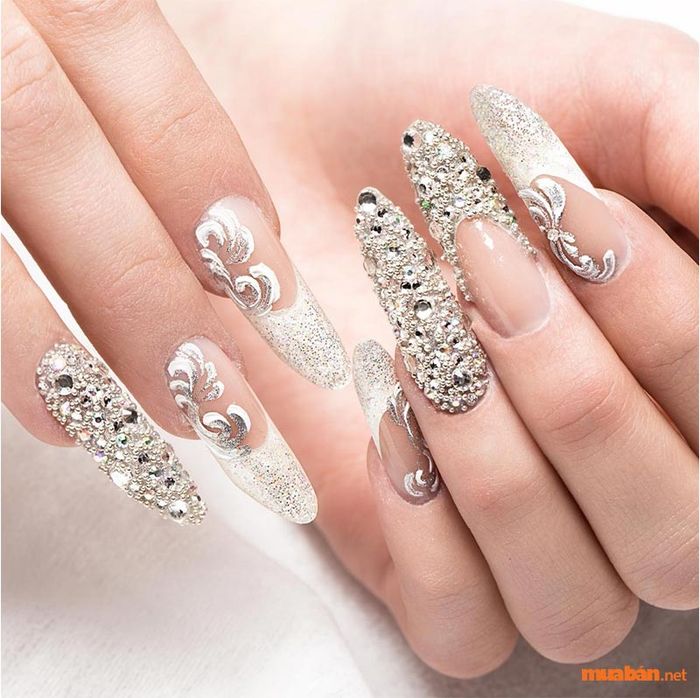Mẫu nail đính đá đơn giản và tinh tế