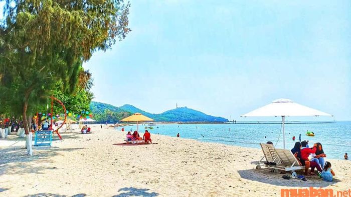 Biển Mũi Nai là một trong những địa điểm lý tưởng để check-in tại Hà Tiên, rất phù hợp cho các gia đình.