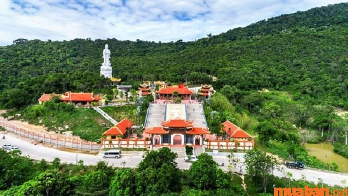 Chùa Hộ Quốc - Ngôi thiền viện nổi tiếng thiêng liêng trên đảo ngọc