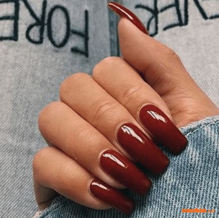 Bộ nail đơn giản cho những cô nàng có làn da ngăm với màu đỏ đậm