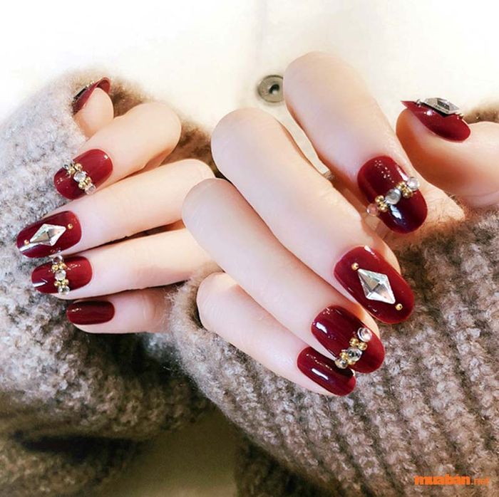 Mẫu nail đính đá đơn giản và tinh tế có màu đỏ đô