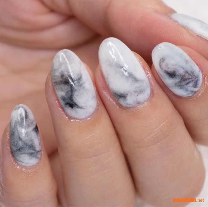 Mẫu nail nhẹ nhàng đơn giản cho các cô nàng công sở (màu đá marble)