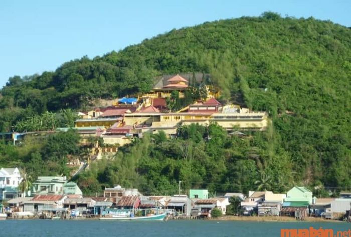 Núi Tô Châu mang đến vẻ đẹp bình dị và thanh bình, giống như tâm hồn của người dân nơi đây.