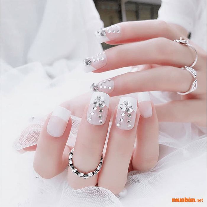 Mẫu nail trắng sữa nhẹ nhàng