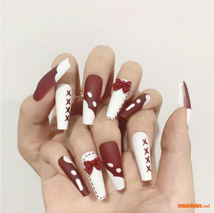 Mẫu nail đỏ đô kết hợp cùng sắc trắng