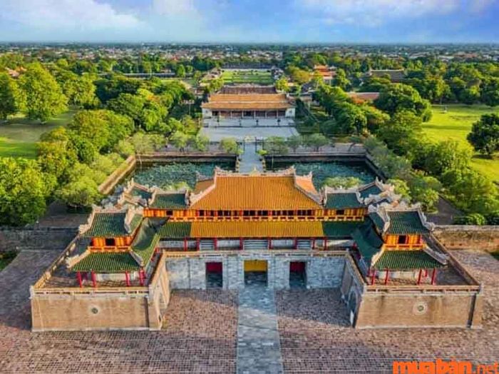 Nếu bạn đang phân vân không biết tháng 10 nên du lịch ở đâu tại miền Trung, hãy ghé thăm Huế nhé!