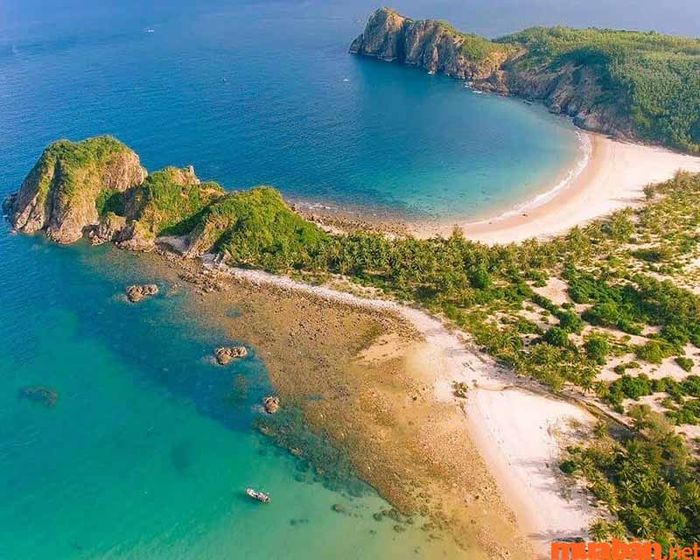 Vịnh Xuân Đài với vẻ đẹp trữ tình cũng nổi tiếng là một địa điểm check-in Phú Yên
