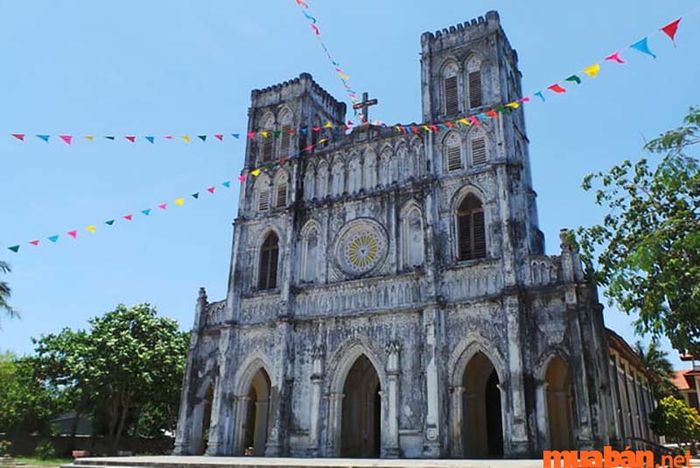 Nhà thờ Mằng Lăng là điểm đến lý tưởng ở Phú Yên cho những ai đam mê khám phá lịch sử.