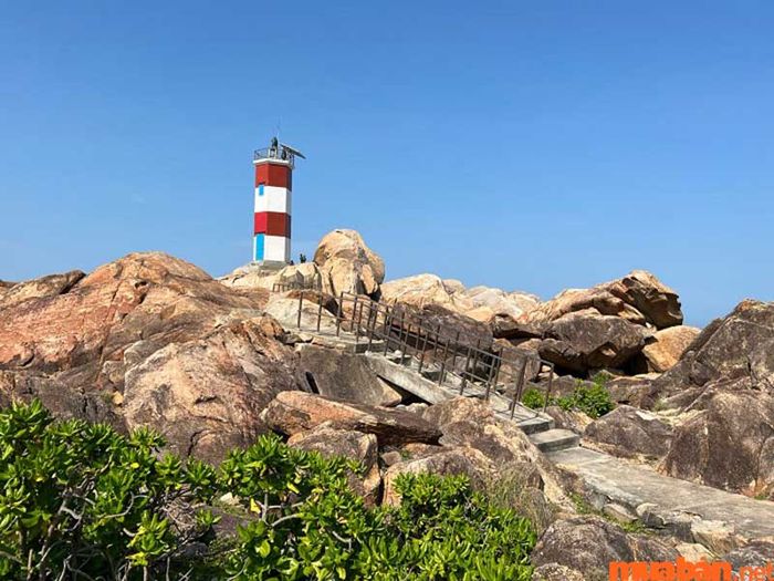 Gành Đèn thu hút rất nhiều du khách nhờ vẻ đẹp hoang sơ và thanh bình.