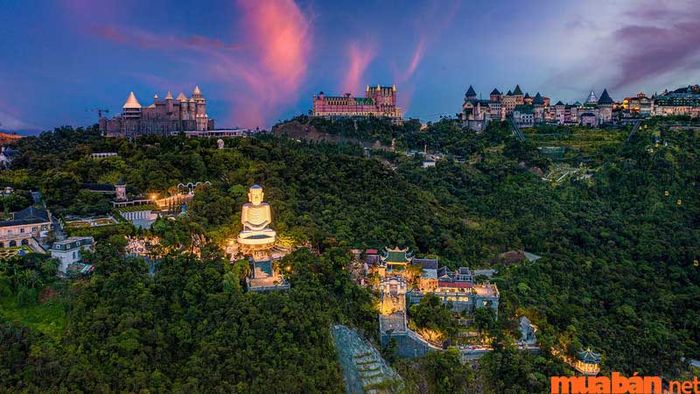 Nếu bạn đang băn khoăn tháng 10 nên đi đâu cùng bạn bè, hãy nhanh tay đặt vé đến Đà Nẵng nhé!