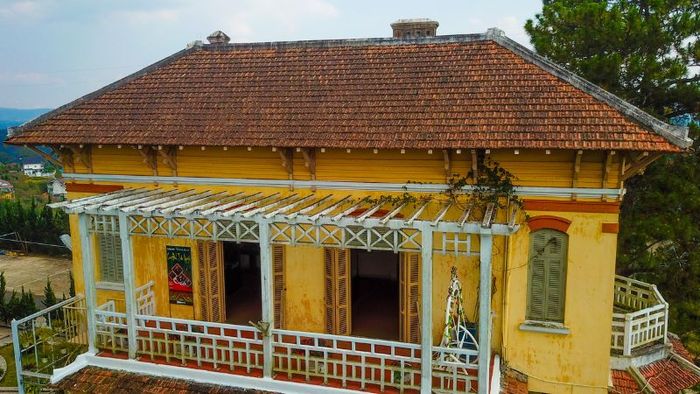 Dinh thự Nam Phương Hoàng hậu kết hợp hoàn hảo giữa phong cách Pháp và Á Đông (Ảnh: Sưu tầm)
